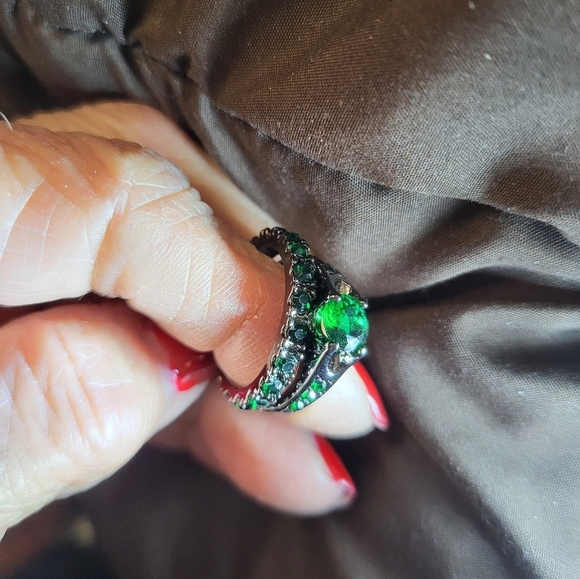 New Set Green Stones Size 7 - Picture 3 of 4